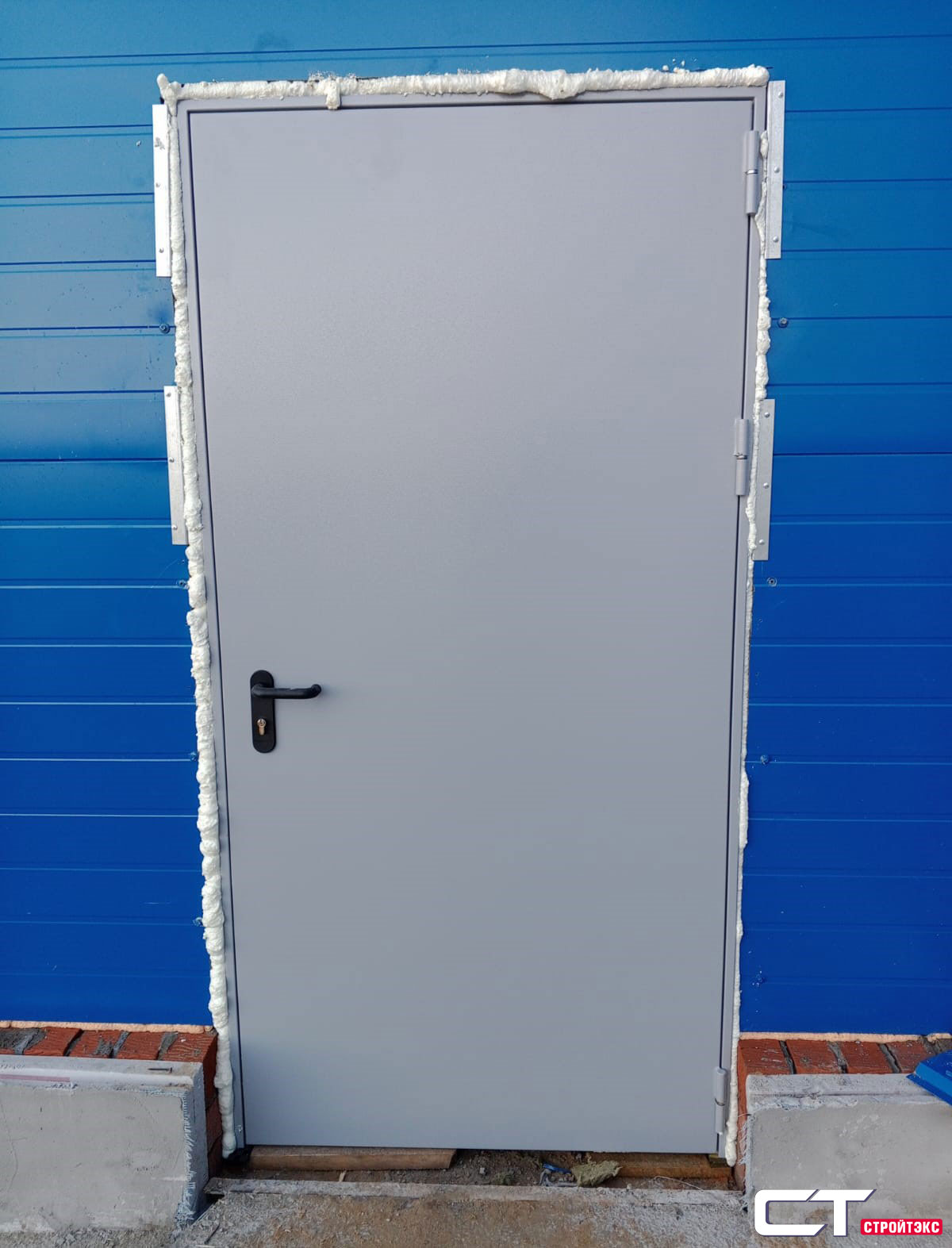 Дверь противопожарная металлическая EIS60 с накладкой из нержавеющей стали и фрамугой однопольная